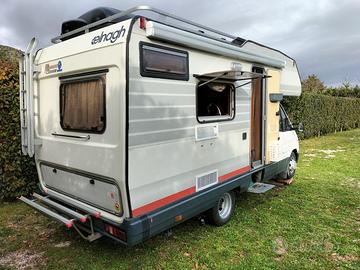 Camper mansardato tenuto bene