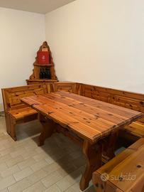 Tavolo in legno con panche e mobile angolare