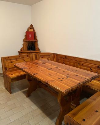 Tavolo in legno con panche e mobile angolare