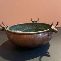 Antico recipiente con maniglie zoomorfe