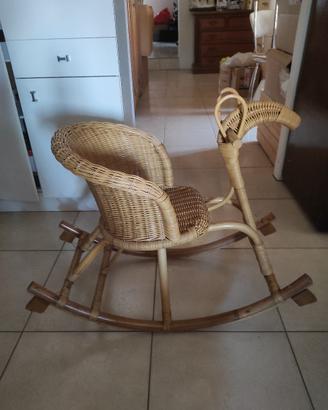 Sedia a dondolo a forma di cavallino per bambini