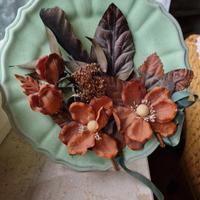 Piatto in ceramica con fiori applicati