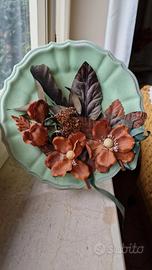 Piatto in ceramica con fiori applicati