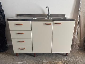 Cucina componibile panna e  noce chiaro