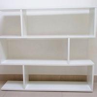 Libreria a 3 ripiani colore bianco marca Dmora.