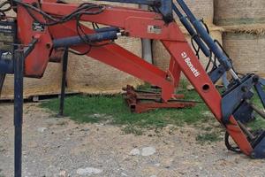 Caricatore frontale/ forca per trattore