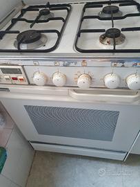 Cucina a gas 4 fuochi con forno elettrico 