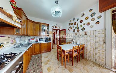 VILLA BIFAMILIARE CON TERRENO EDIFICABILE!!!