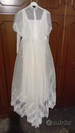 abito da sposa con guanti e corona
