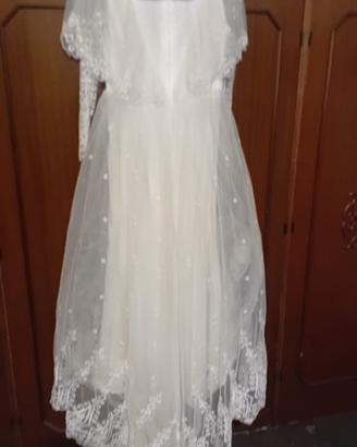 abito da sposa con guanti e corona