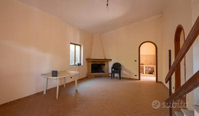 Villetta con giardino: su 2 livelli, 6 vani V/348