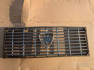 Griglia anteriore con scudo Lancia Appia 3^serie