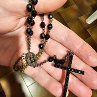 crocifisso a girocollo con perle nere brillanti