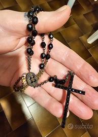 crocifisso a girocollo con perle nere brillanti