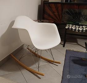 Poltroncina dondolo EAMES 