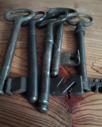 5 chiavi  antiche 