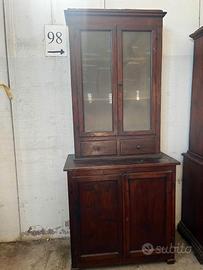 Antica credenza con vetrina