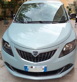 Lancia y 