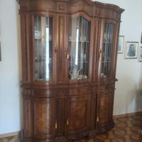 credenza in noce con ante a vetri