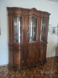 credenza in noce con ante a vetri