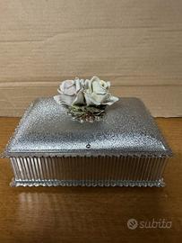 Portagioie argentato vintage con cameo floreale