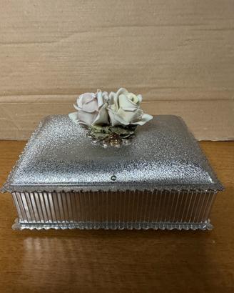 Portagioie argentato vintage con cameo floreale