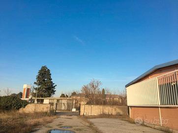 Capannone con terreno e casa del custode