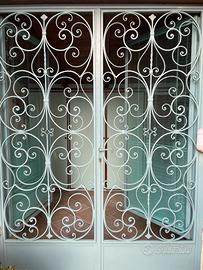 PORTA IN FERRO BATTUTO  CON VETRI APRIBILI