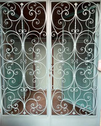PORTA IN FERRO BATTUTO  CON VETRI APRIBILI