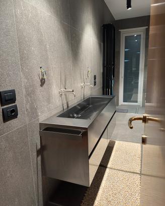 Lavandino di design rivestito in acciaio inox