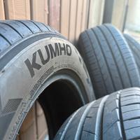 4 gomme in perfette condizioni non spedisco