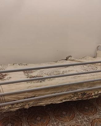 Letto per anziani e disabili con sponde