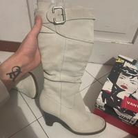 Stivali al ginocchio con tacco color panna