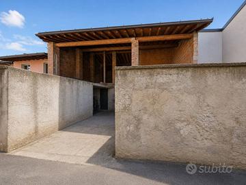 Rustico / Casale di 200 m² con più di 5 locali a M
