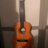 Chitarra classica marca Privada con custodia