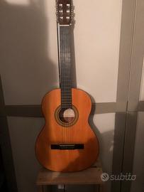 Chitarra classica marca Privada con custodia