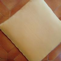 Cuscino giallo singolo quadrato a tinta unita