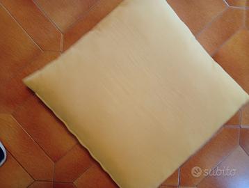 Cuscino giallo singolo quadrato a tinta unita
