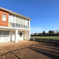 SOLUZIONE CON GIARDINO E TERRENO A CORPO