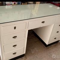 Scrivania in legno con ripiano in vetro