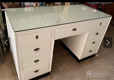 Scrivania in legno con ripiano in vetro