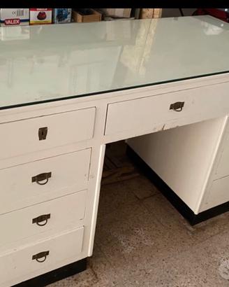 Scrivania in legno con ripiano in vetro