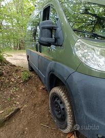 Furgone semi camper con struttura amovibile.