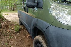 Furgone semi camper con struttura amovibile.