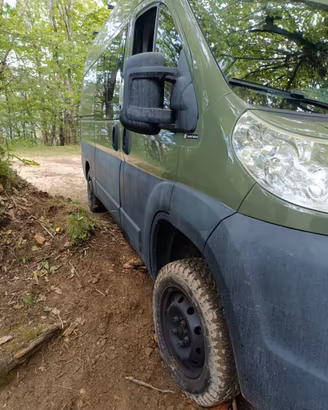 Furgone semi camper con struttura amovibile.