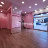 ELEGANTE LOCALE COMMERCIALE DI CAT. C1 CON ATRIO E