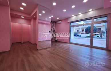 ELEGANTE LOCALE COMMERCIALE DI CAT. C1 CON ATRIO E