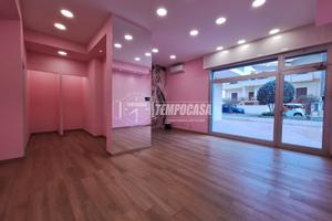 ELEGANTE LOCALE COMMERCIALE DI CAT. C1 CON ATRIO E