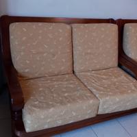 divano con struttura in legno