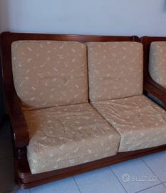 divano con struttura in legno